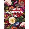 Płatki pąsowych róż