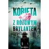 Kobieta z różowym brylantem