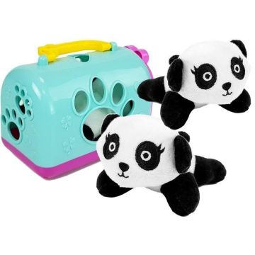 Mała panda z transporterem