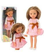 Lalka w różowej sukience z kokardą